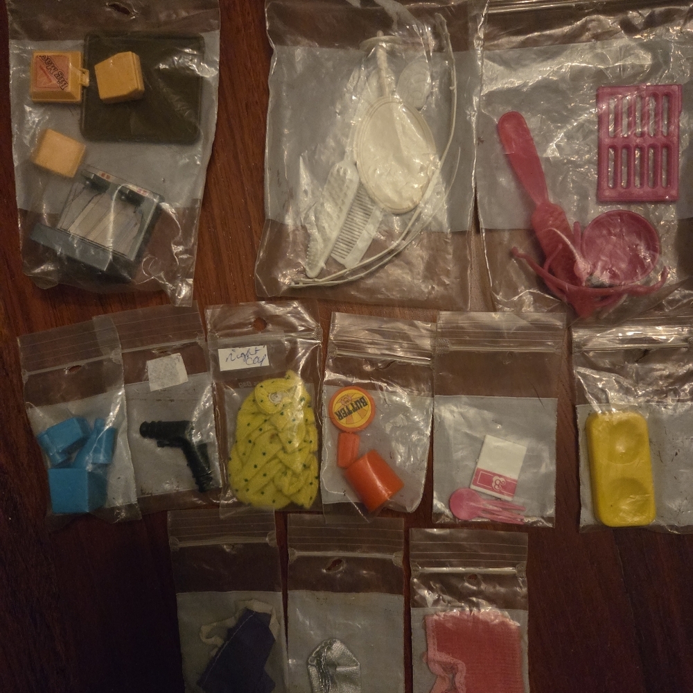 Barbie Lot Of 30 Items.